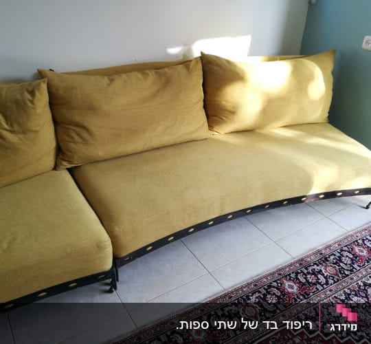 ספה צהובה עם כריות על רצפת אריחים